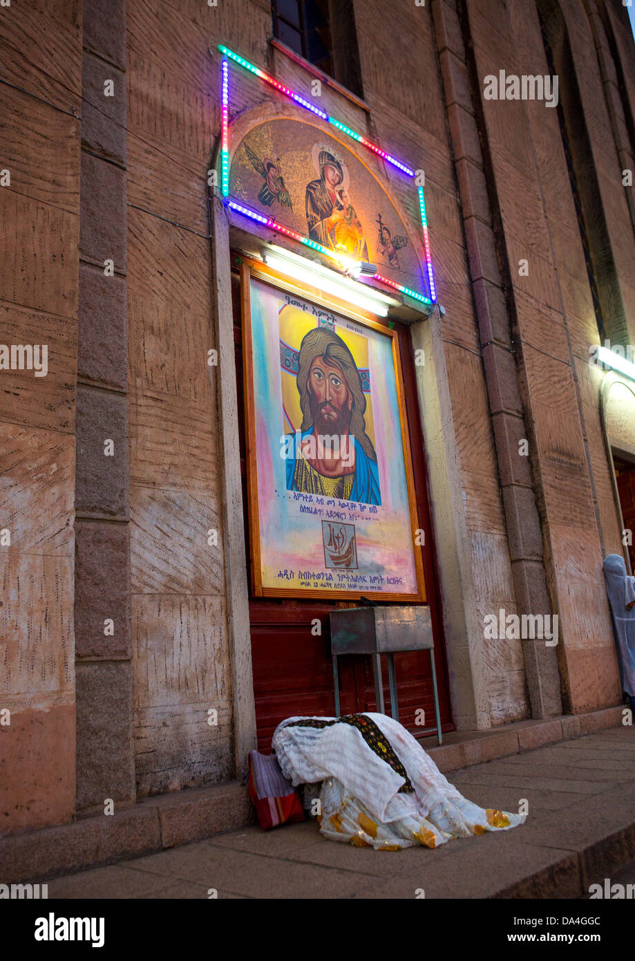 La femme priant devant une église, Asmara, Erythrée Banque D'Images
