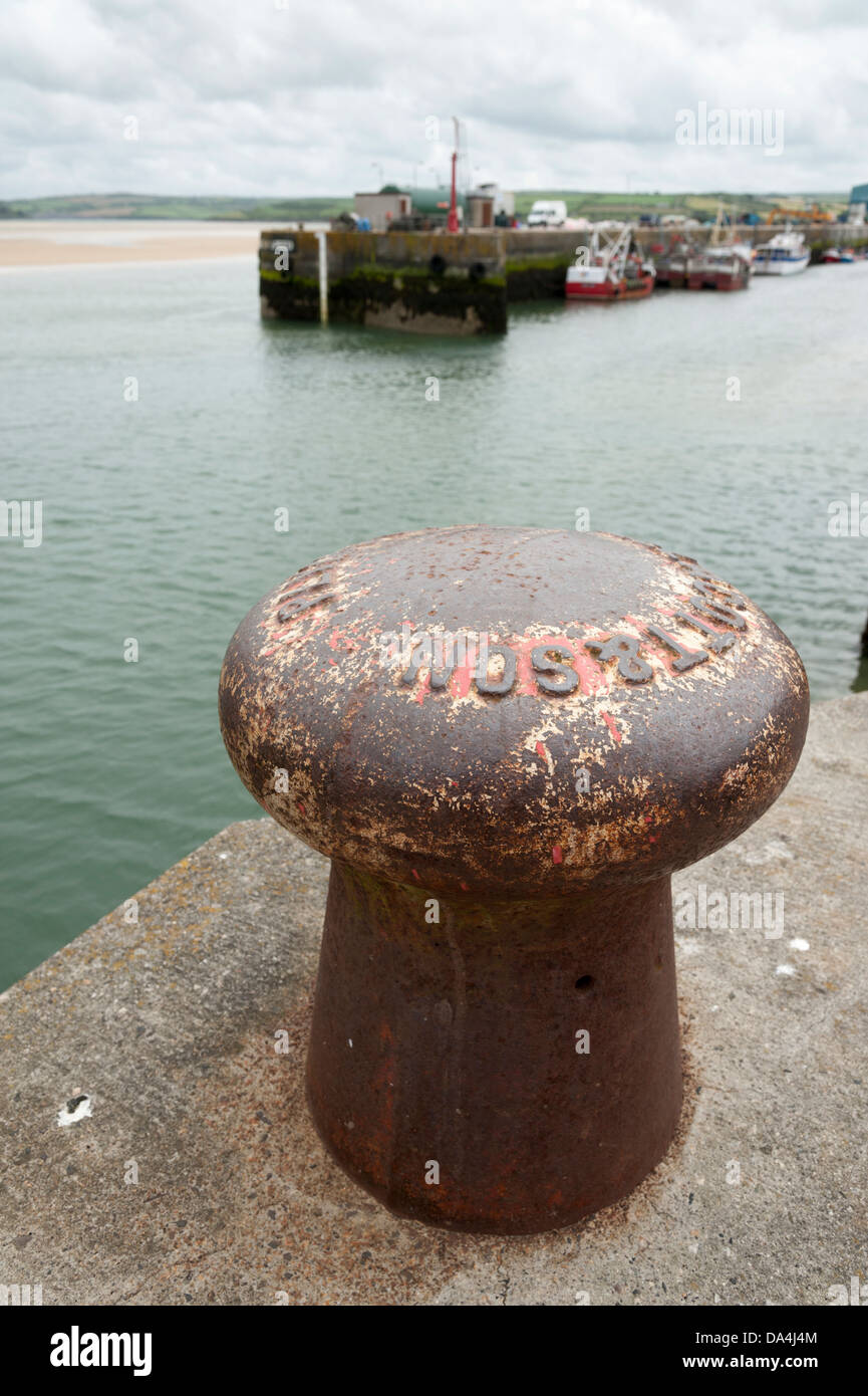 Un grand métal bollard à Padstow Cornwall Harbour UK avec l'entrée du port à l'arrière-plan. Banque D'Images