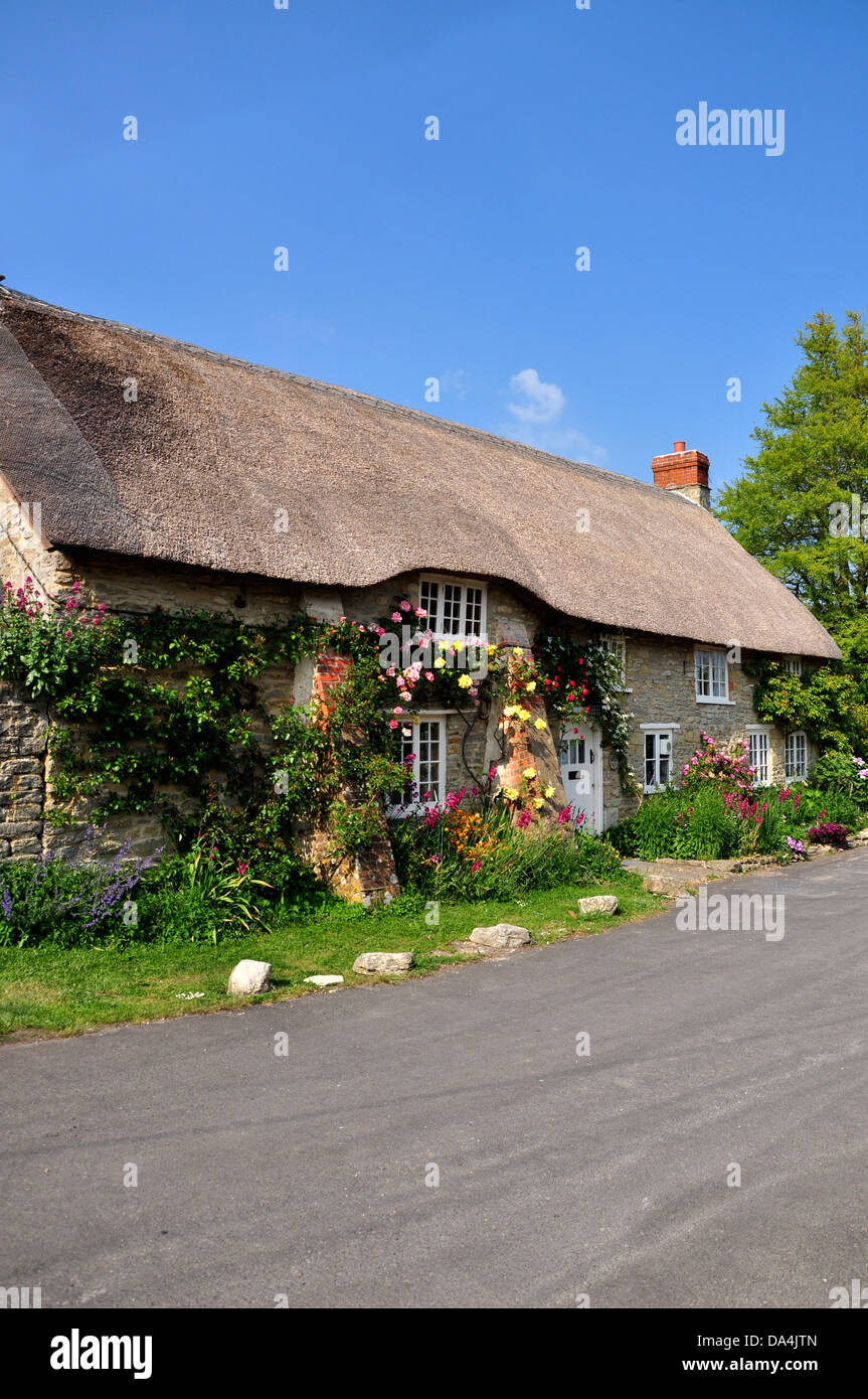 Une vue sur une jolie chaumière à Burton Bradstock Dorset Banque D'Images