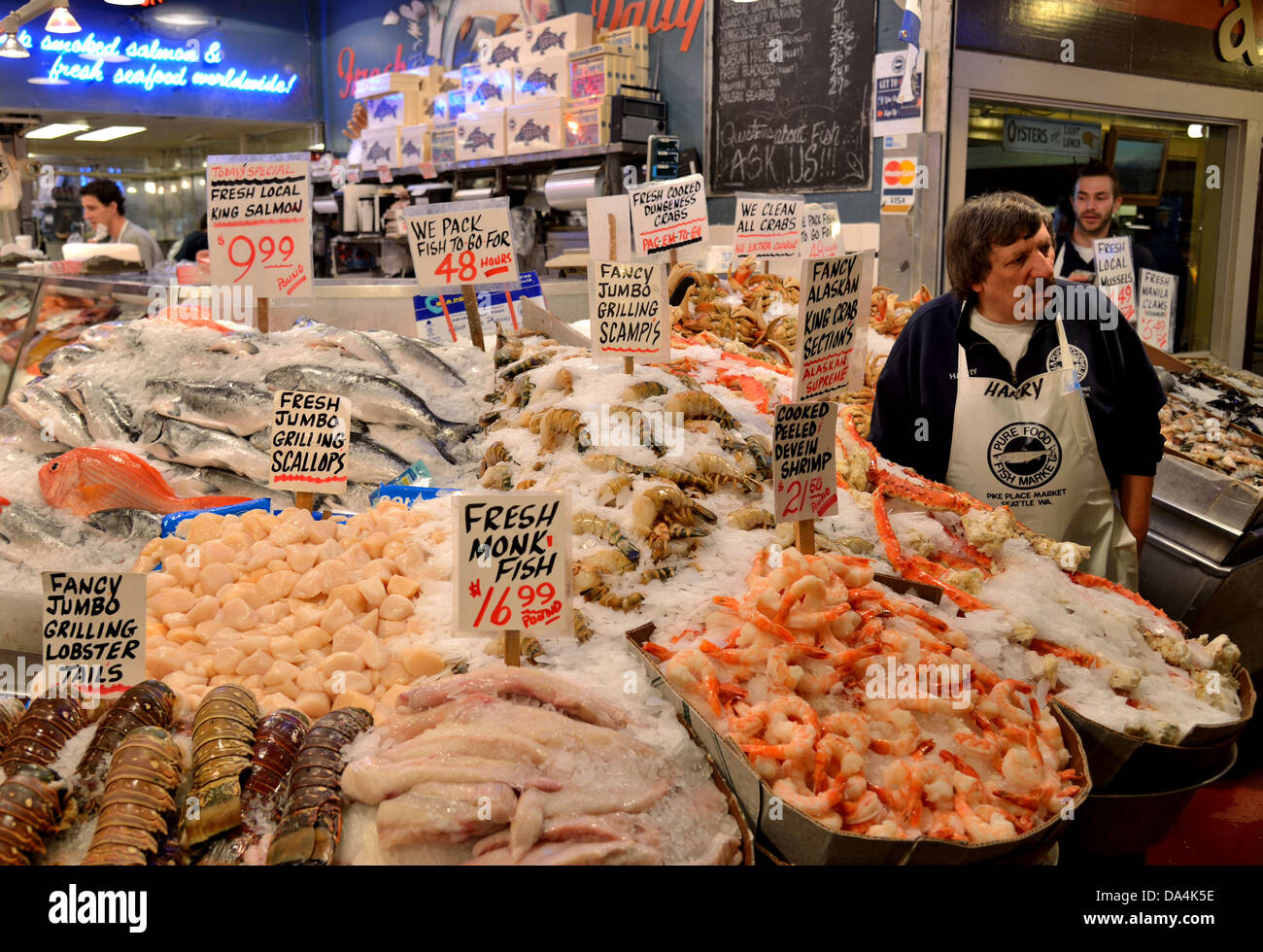 Stand de fruits de mer frais au marché public de Pike's Place. Seattle, Washington, USA. Banque D'Images