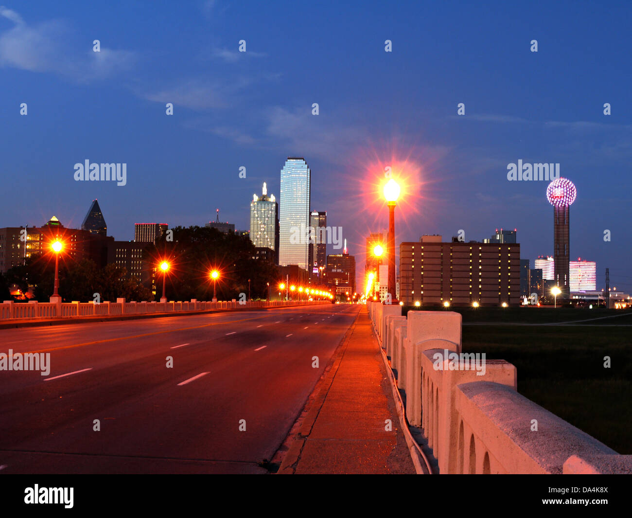 Une image du Texas Dallas skyline at Dusk prises à partir de la rue du Commerce viaduc. Banque D'Images