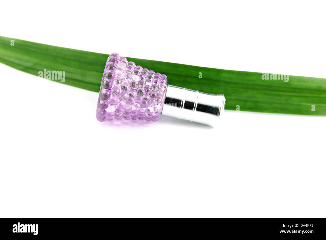 Le flacon de parfum sur fond blanc. Banque D'Images