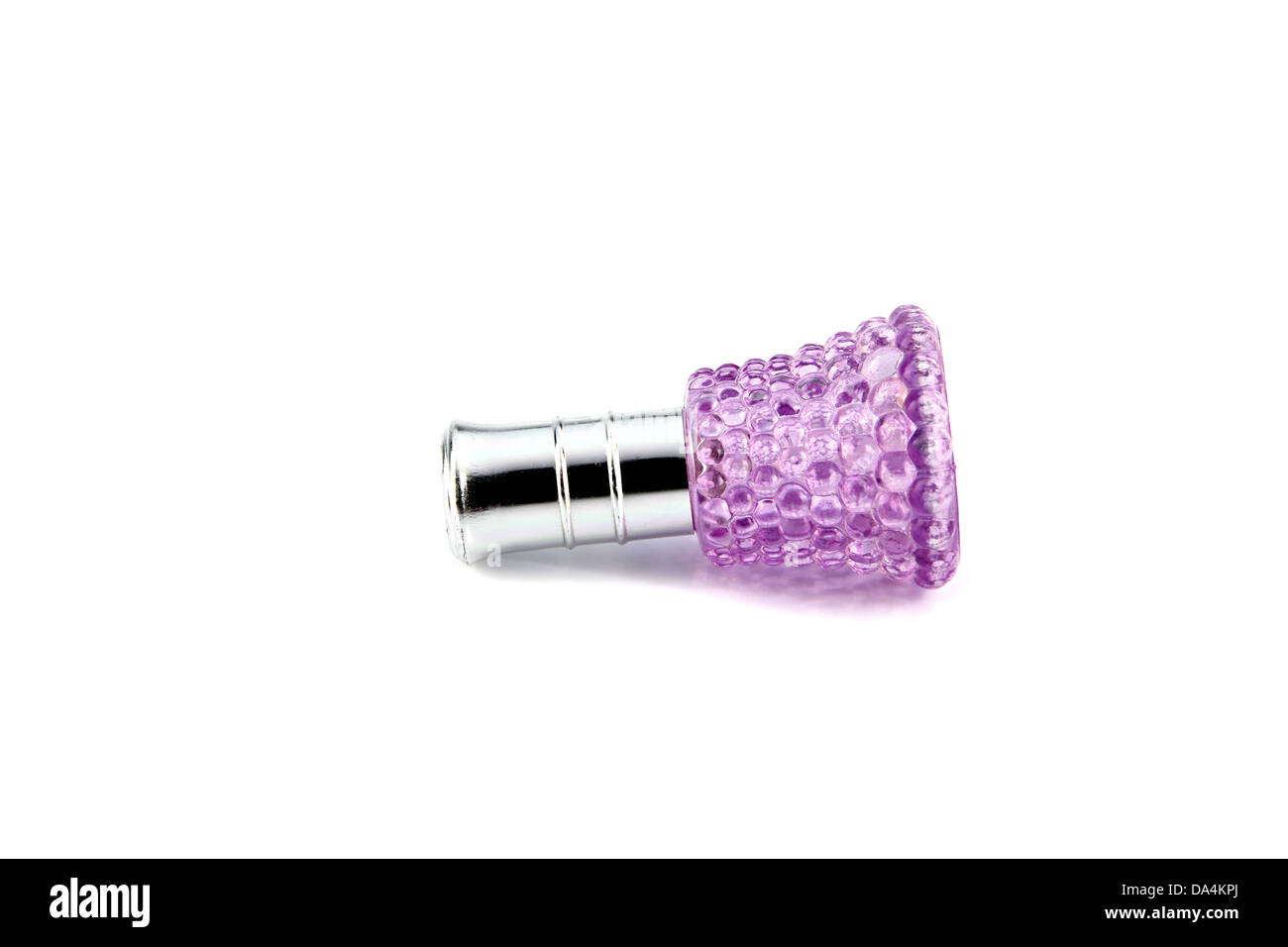 Le flacon de parfum sur fond blanc. Banque D'Images