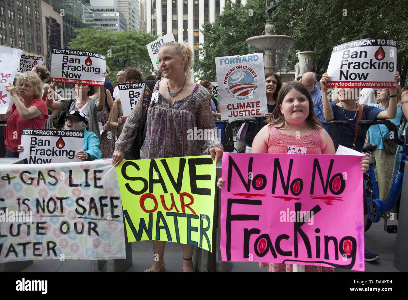 Les militants de l'environnement envoyer un message à NY Gov. Andrew Cuomo en dehors de l'hôtel Plaza à New York 'ne' New York fracturation. Banque D'Images