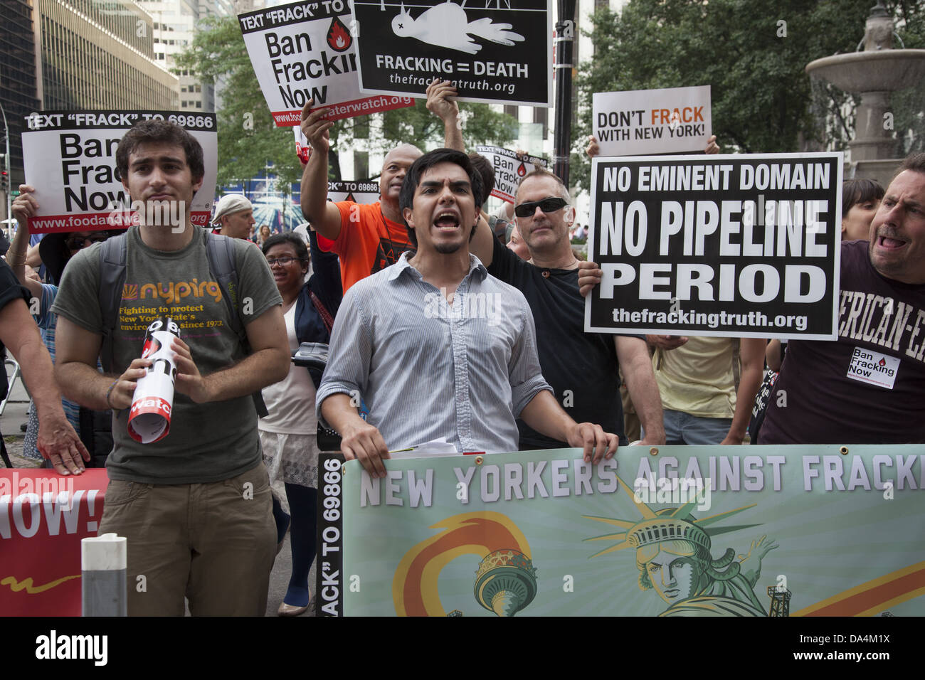 Les militants de l'environnement envoyer un message à NY Gov. Andrew Cuomo en dehors de l'hôtel Plaza à New York 'ne' New York fracturation. Banque D'Images