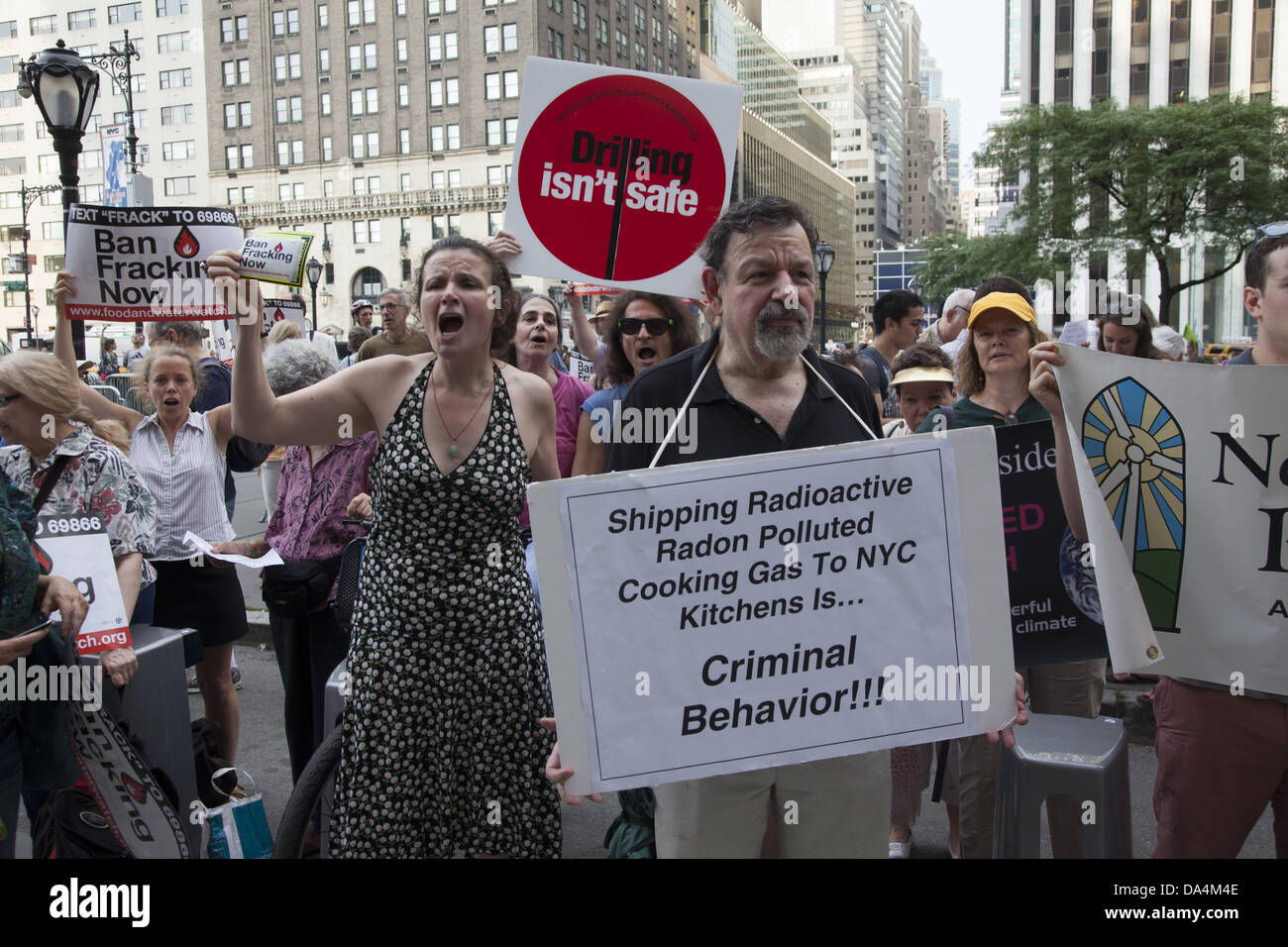Les militants de l'environnement envoyer un message à NY Gov. Andrew Cuomo en dehors de l'hôtel Plaza à New York 'ne' New York fracturation. Banque D'Images