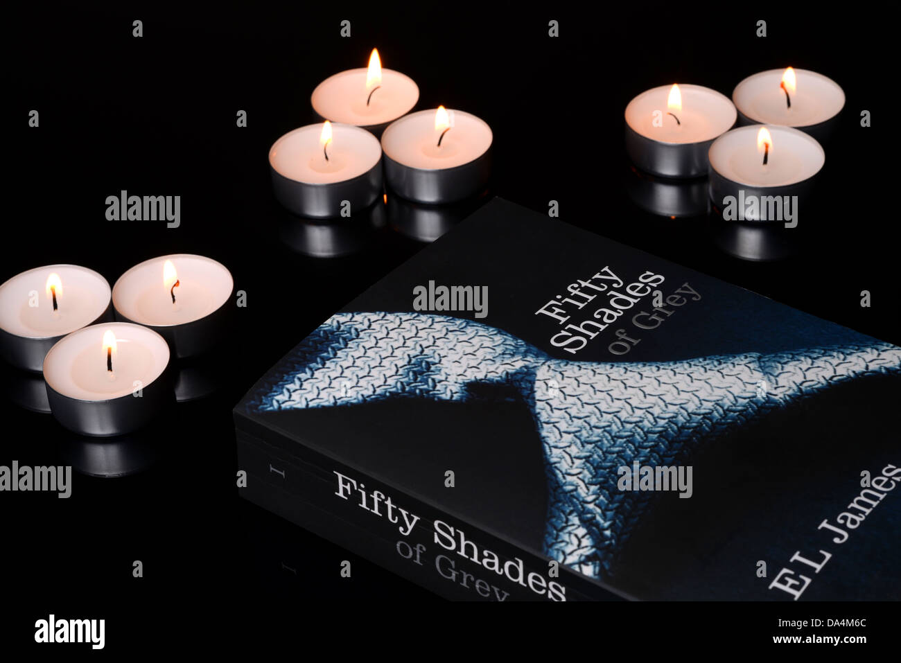 50 nuances de gris d'adresses avec des bougies Banque D'Images