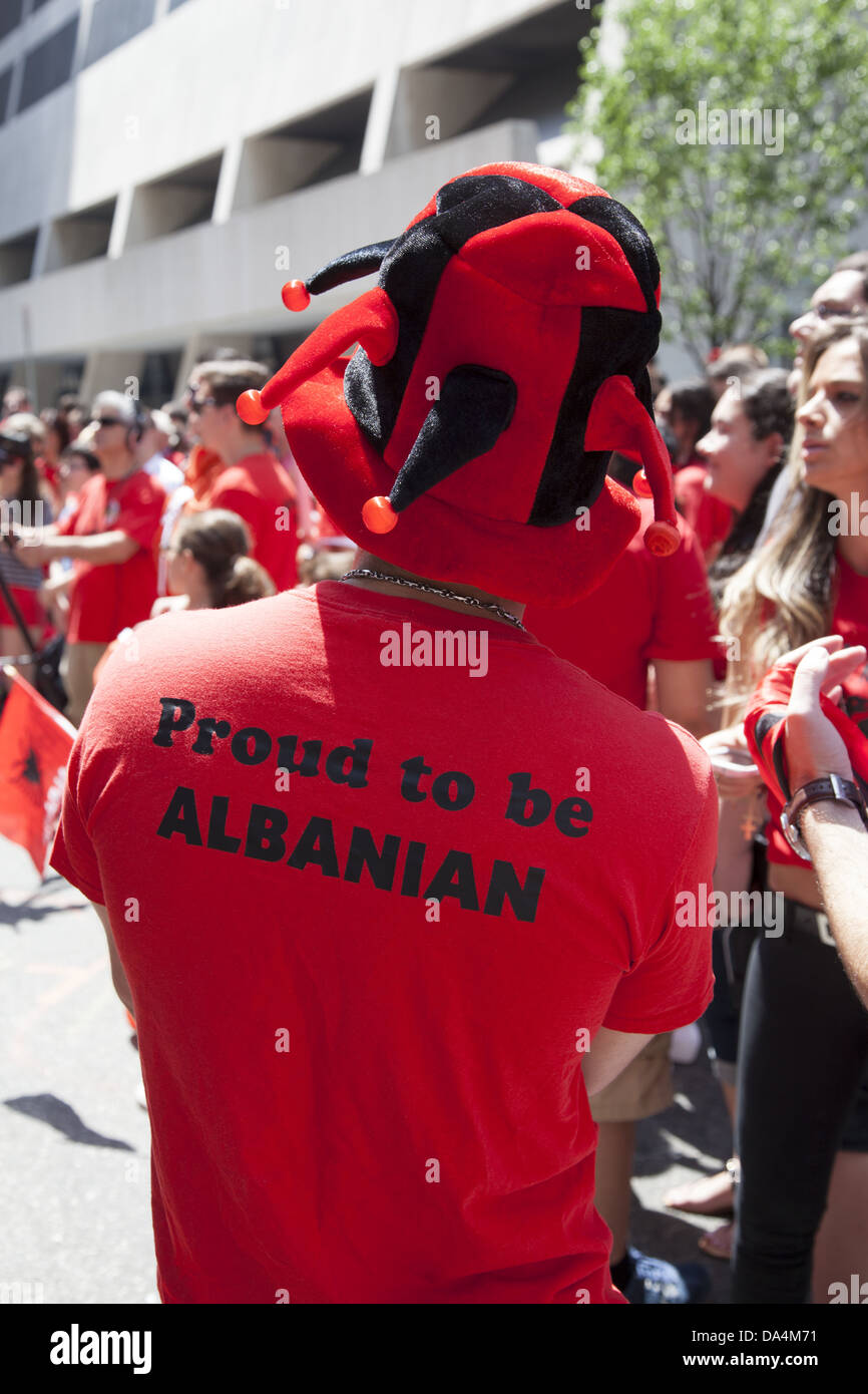 Les Américains de souche albanaise montrent leur fierté ethnique et nationale manifester dans les immigrants internationaux Day Parade à New York. Banque D'Images