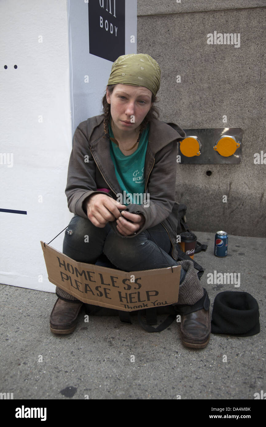 Jeune femme sans-abri de demander de l'aide sur la 6e Avenue, à Midtown Manhattan, New York. Banque D'Images