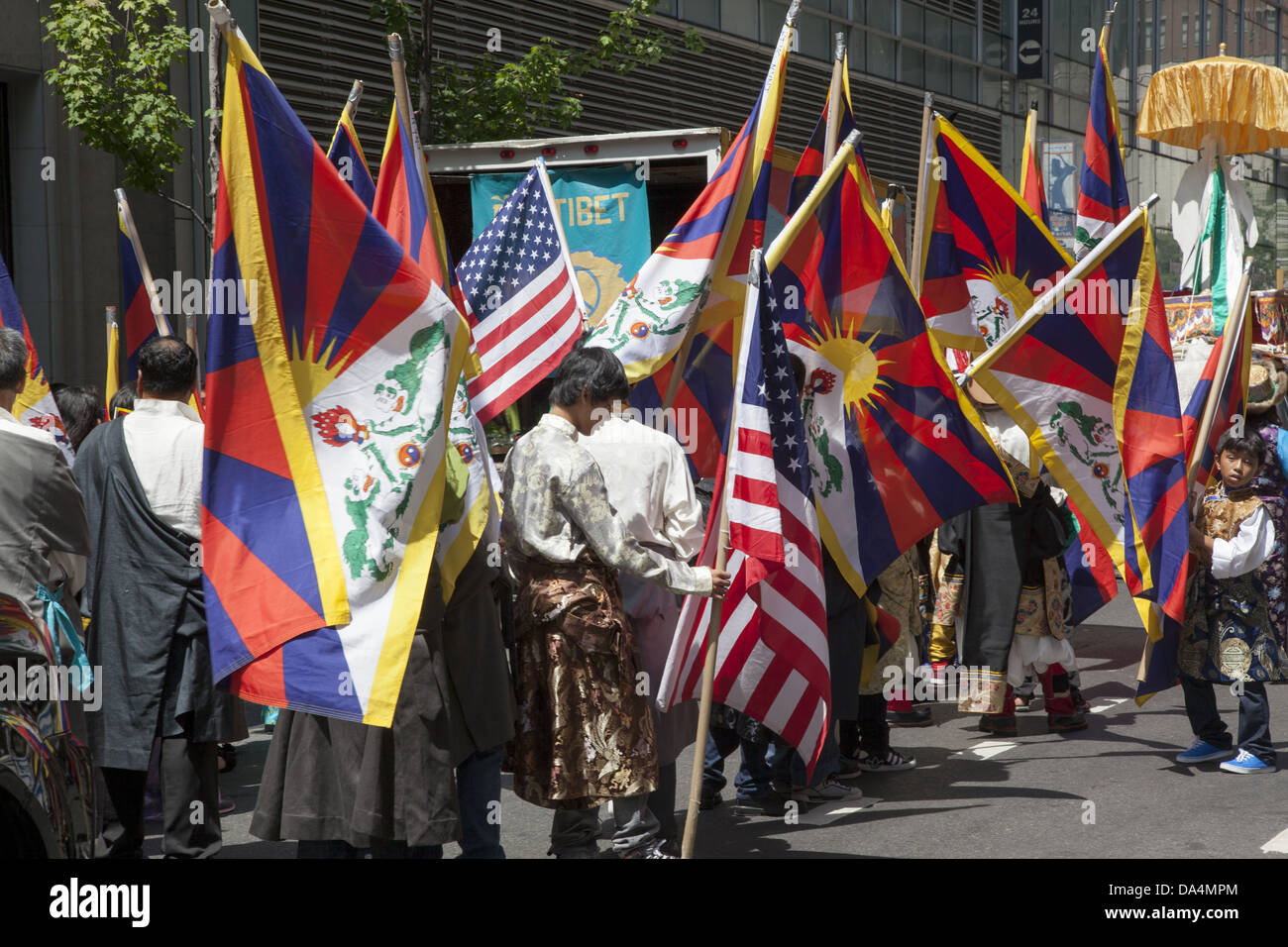 Les réfugiés tibétains et tibétaines à part entière et d'Américains en mars dans les immigrants internationaux Day Parade à New York. Banque D'Images