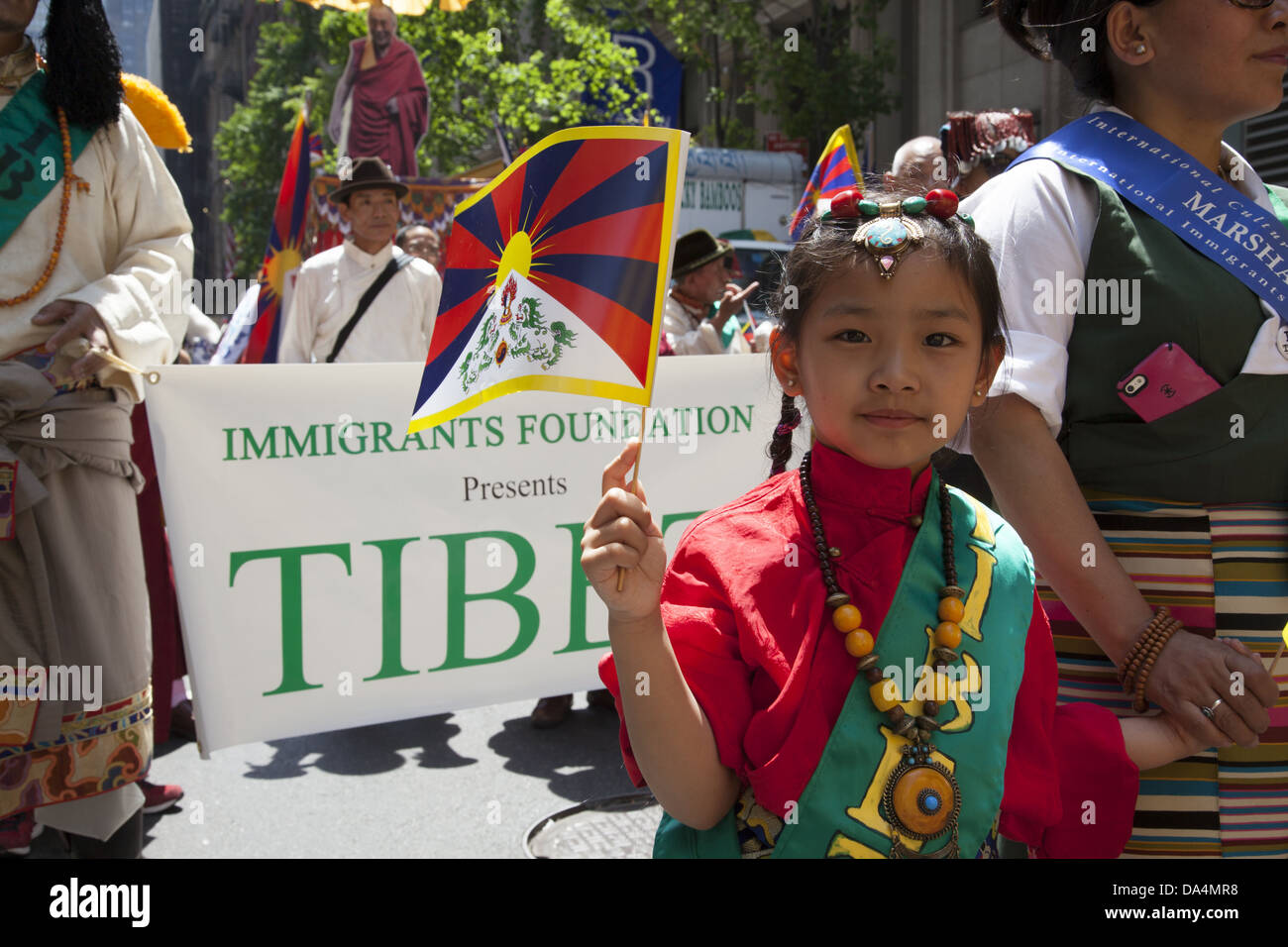 Les réfugiés tibétains et tibétaines à part entière et d'Américains en mars dans les immigrants internationaux Day Parade à New York. Banque D'Images