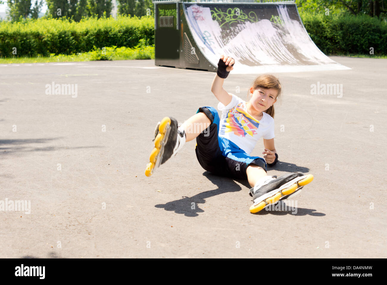 Jeune fille prend une chute tout en pratiquant le roller stunts Photo Stock  - Alamy