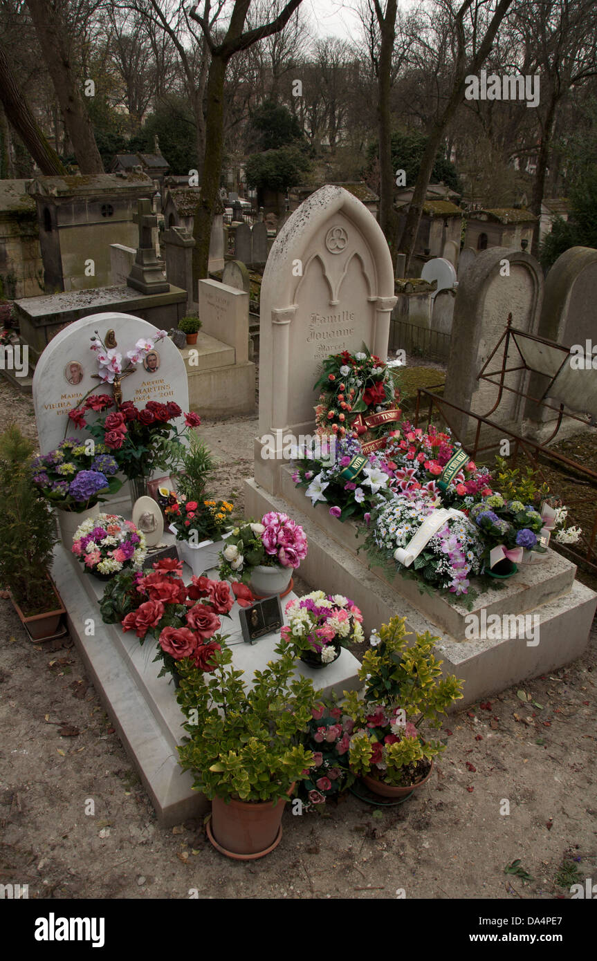 Cimetière parisien. Des couronnes de fleurs fraîches posées sur deux tombes  dans le cimetière du Père Lachaise, le plus grand de l'enterrement-Motifs  de Paris. La France Photo Stock - Alamy