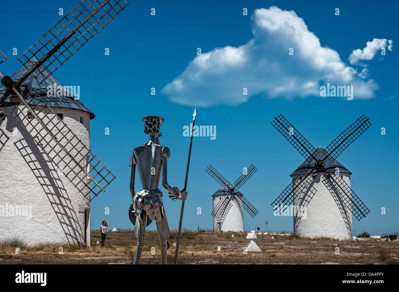 Moulin et statue de Don Quichotte à Campo de Criptana, Castilla la Mancha, Espagne. Banque D'Images