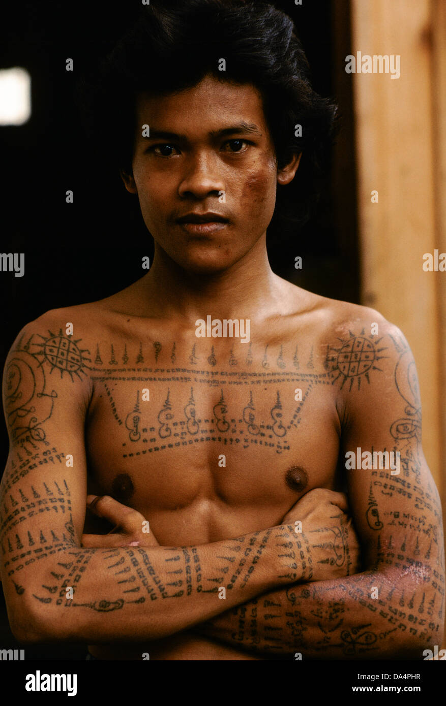 Cet adolescent a Khmer traditionnel tatouage sur sa poitrine, le ...