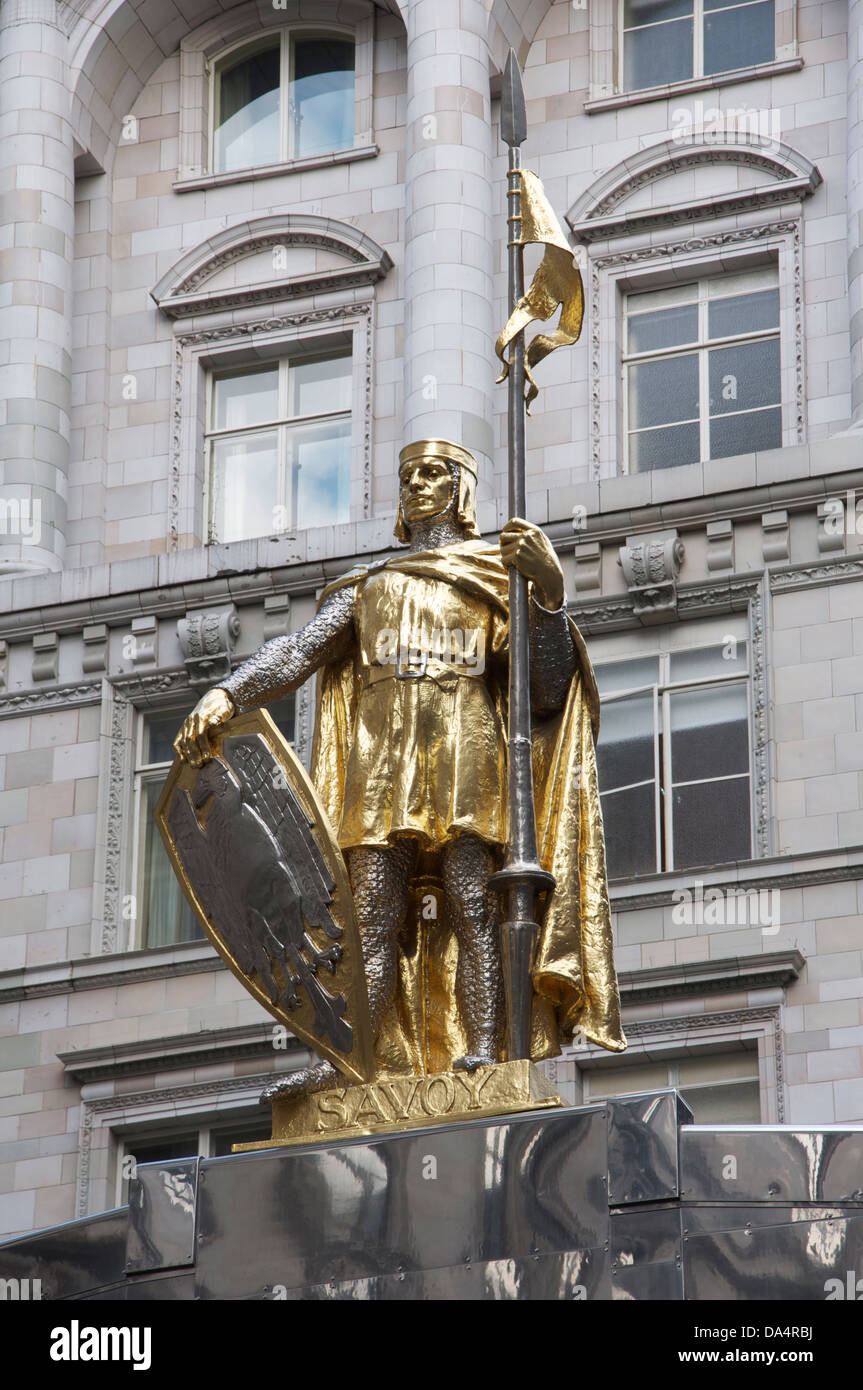 La statue en or du Comte Pierre de Savoie, érigée en 1929 à l'ornement de la canopée Art Déco de luxe de Londres Savoy Hotel. Londres, Angleterre.UK. Banque D'Images