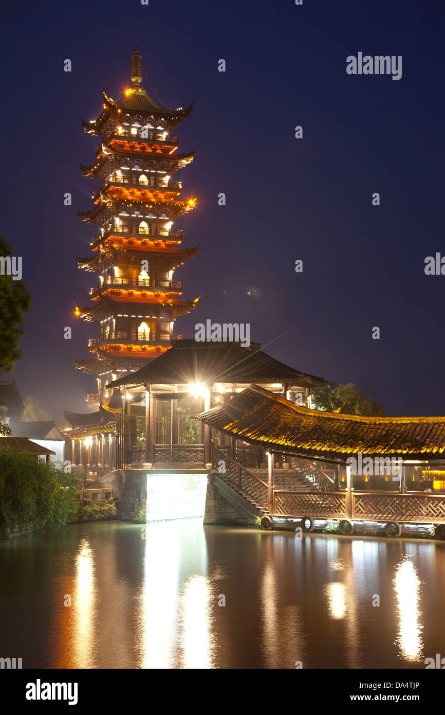 La Chine, Wuzhen, Xizha Scenic Zone, Scène de rivière Xishi., White Lotus Tower Banque D'Images