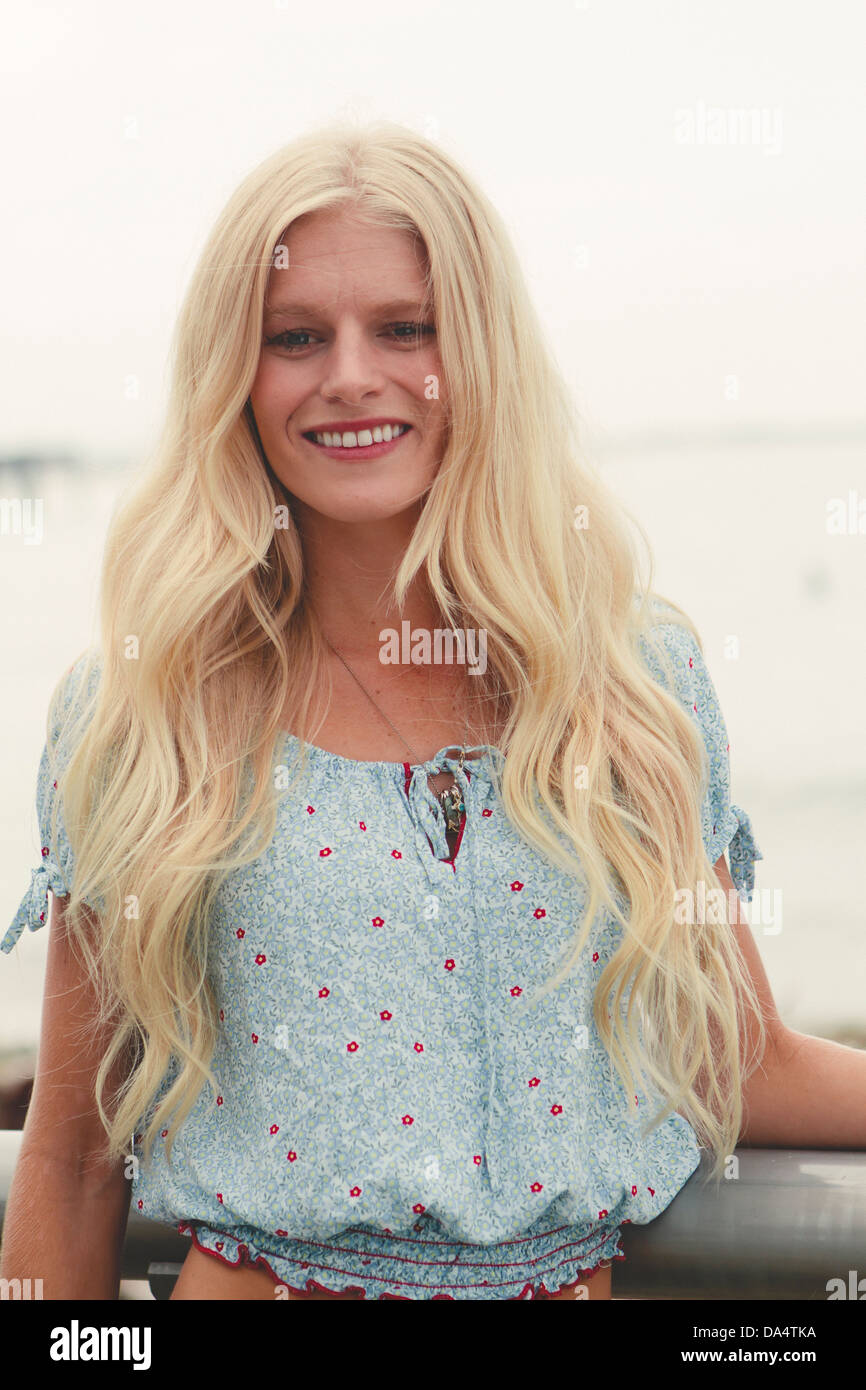 Femme blonde sortir de la plage. Banque D'Images