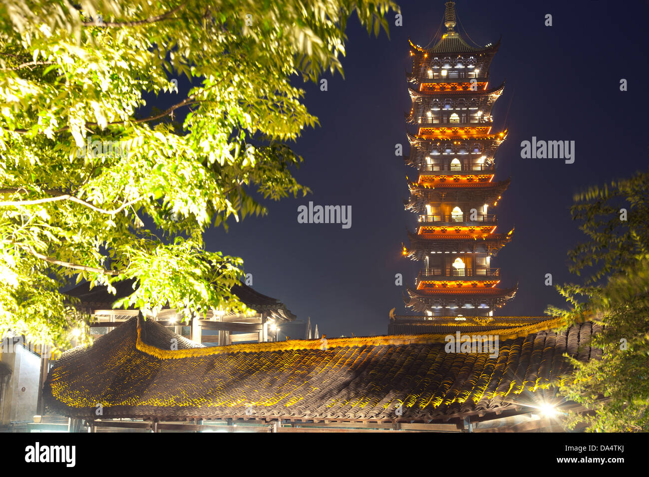 La Chine, Wuzhen, Xizha Scenic Zone, Lotus Blanc Tower Banque D'Images
