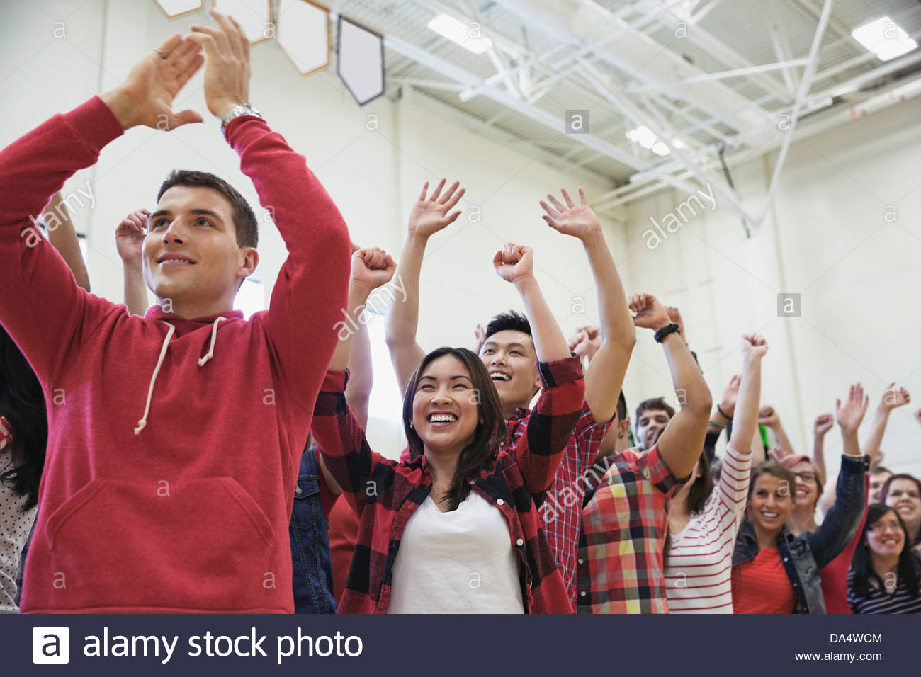 Grand groupe d'élèves cheering at college sporting event Banque D'Images