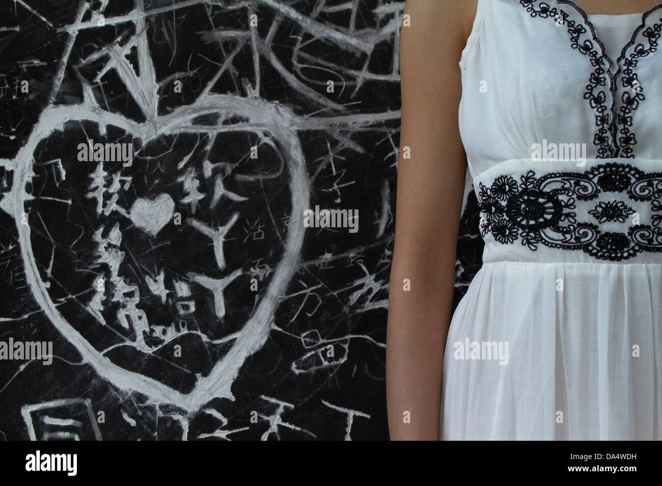 La Chine, Wuzhen, Xizha Scenic Zone, femme et d'un coeur, un graffiti sur un mur noir Banque D'Images