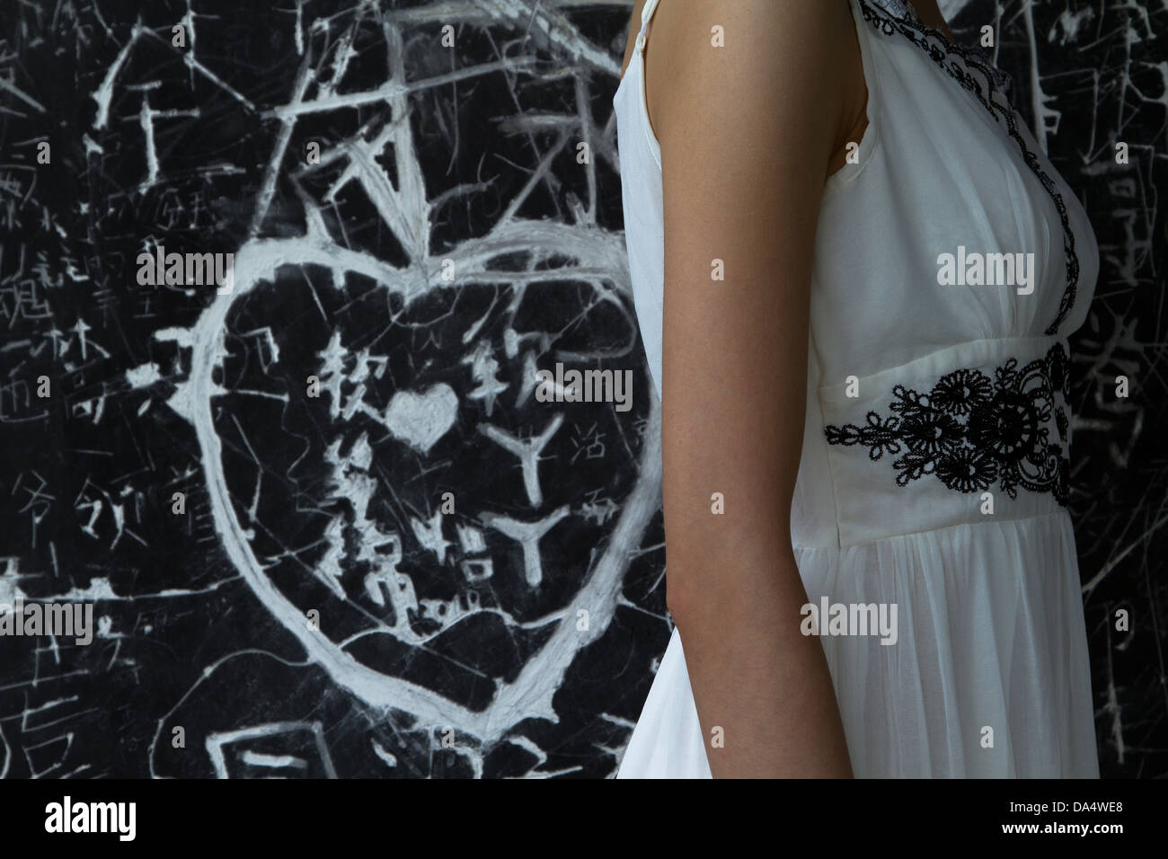 La Chine, Wuzhen, Xizha Scenic Zone, femme et d'un coeur, un graffiti sur un mur noir Banque D'Images