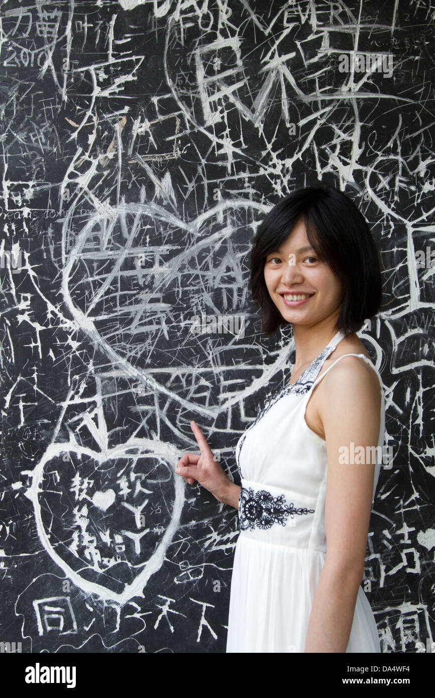 La Chine, Wuzhen, Xizha Scenic Zone, femme et d'un coeur, un graffiti sur un mur noir Banque D'Images