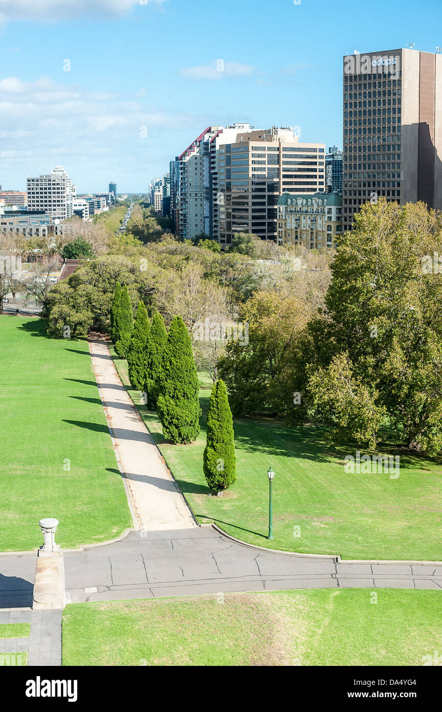 En regardant vers le sud le long de St Kilda Rd centre-ville de Melbourne du domaine des rois. Banque D'Images