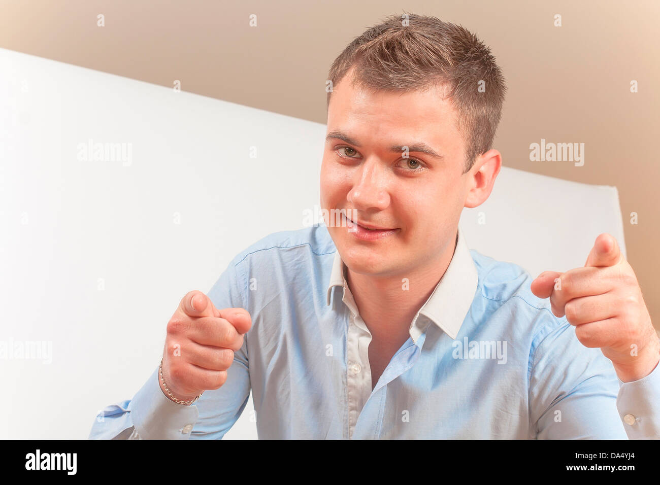 Portrait d'un jeune mec qui expose son index Banque D'Images