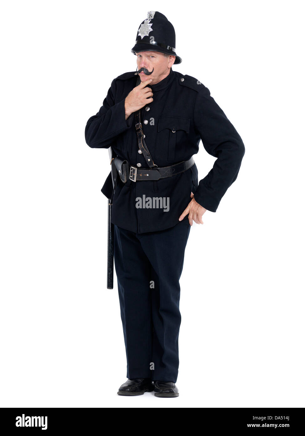 Permis et imprimés à MaximImages.com - Portrait humoristique d'un Keystone COP, officier de police vintage exprimant son autorité, isolé sur fond blanc Banque D'Images