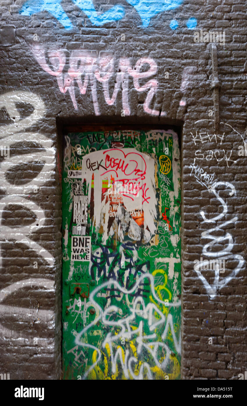 L'art de rue ou dégradation du milieu urbain et le vandalisme, graffiti à  Amsterdam, en Hollande, aux Pays-Bas Photo Stock - Alamy