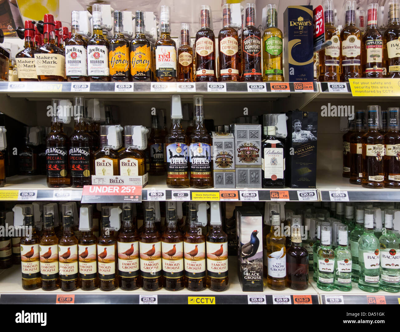 Boisson alcoolisée étagère d'un supermarché Banque D'Images