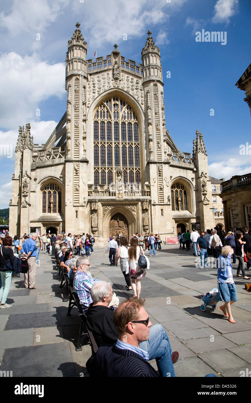 Église abbatiale avec les gens dans l'église, Somerset, Angleterre Banque D'Images