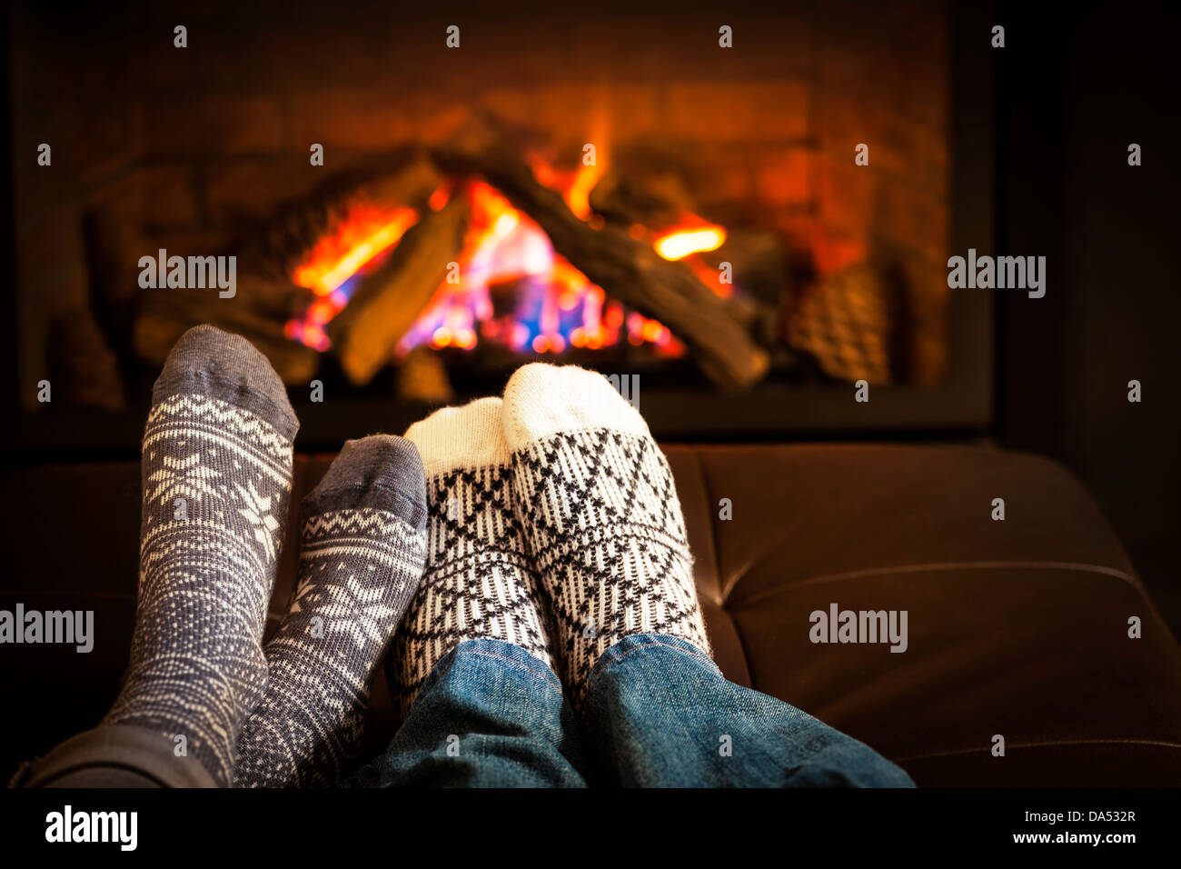 Pieds en chaussettes de laine par réchauffement bon feu Banque D'Images