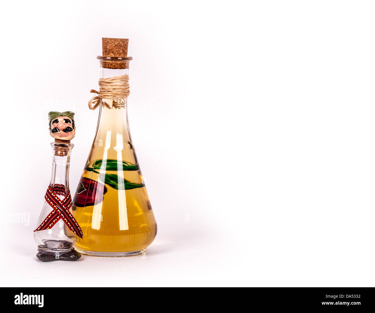 Prune traditionnelle serbe brendy bouteille avec bouchon et peu traditionnel verre de brendy prune Banque D'Images