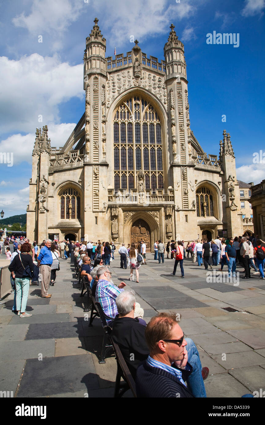 Église abbatiale avec les gens dans l'église, Somerset, Angleterre Banque D'Images