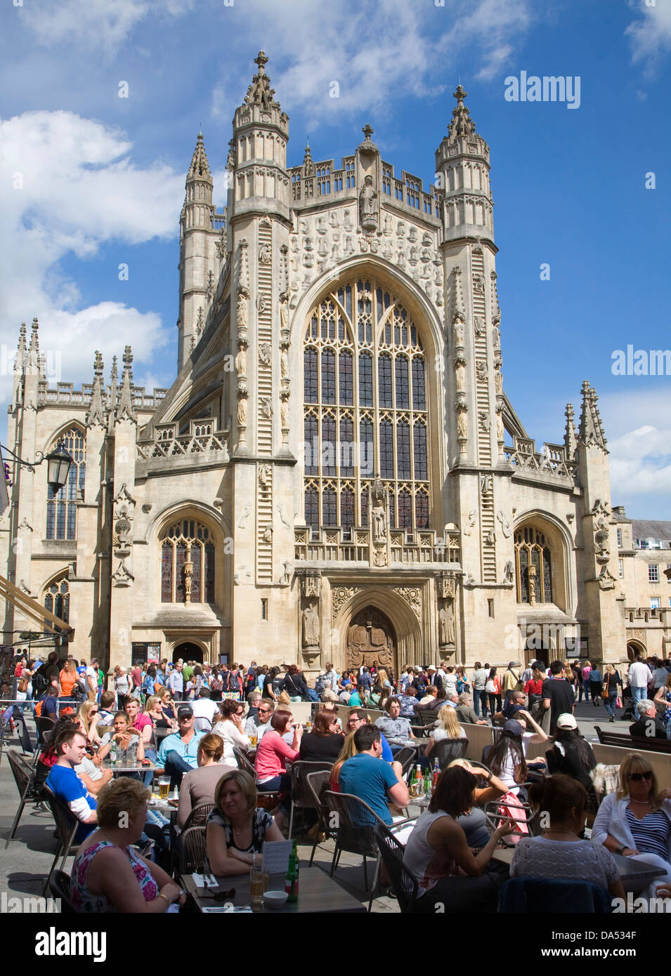 Église abbatiale avec les gens dans l'église, Somerset, Angleterre Banque D'Images