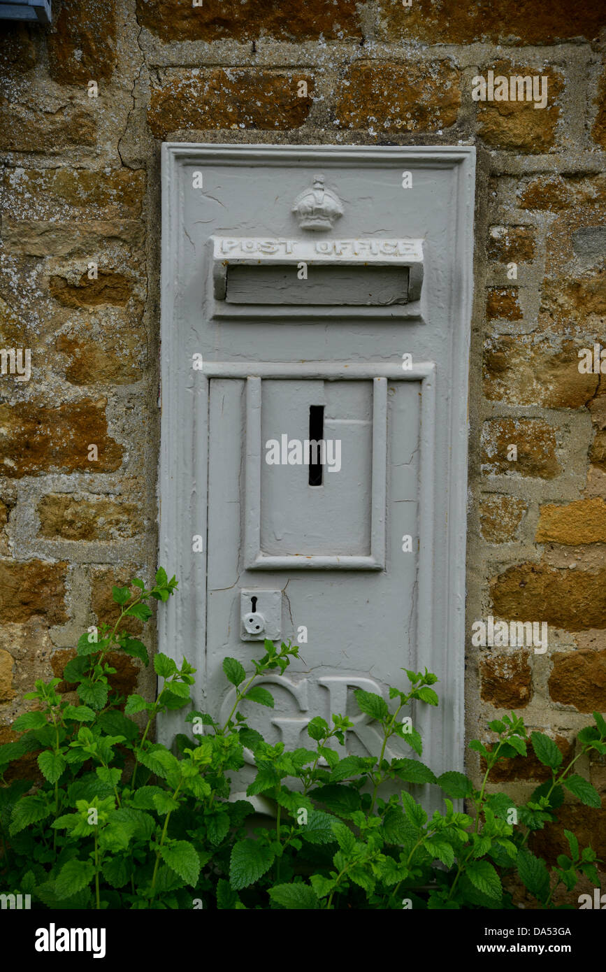 Old Post box sur la façade d'une maison dans le village d'Adlestrop Gloucestershire près de Stow on the Wold Banque D'Images