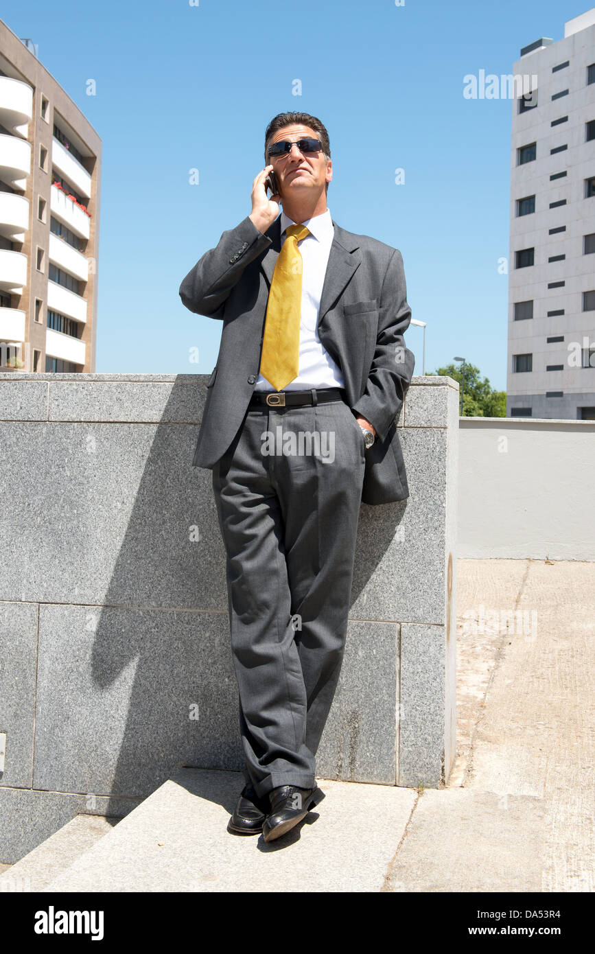 Businessman outdoors with cellphone Banque D'Images