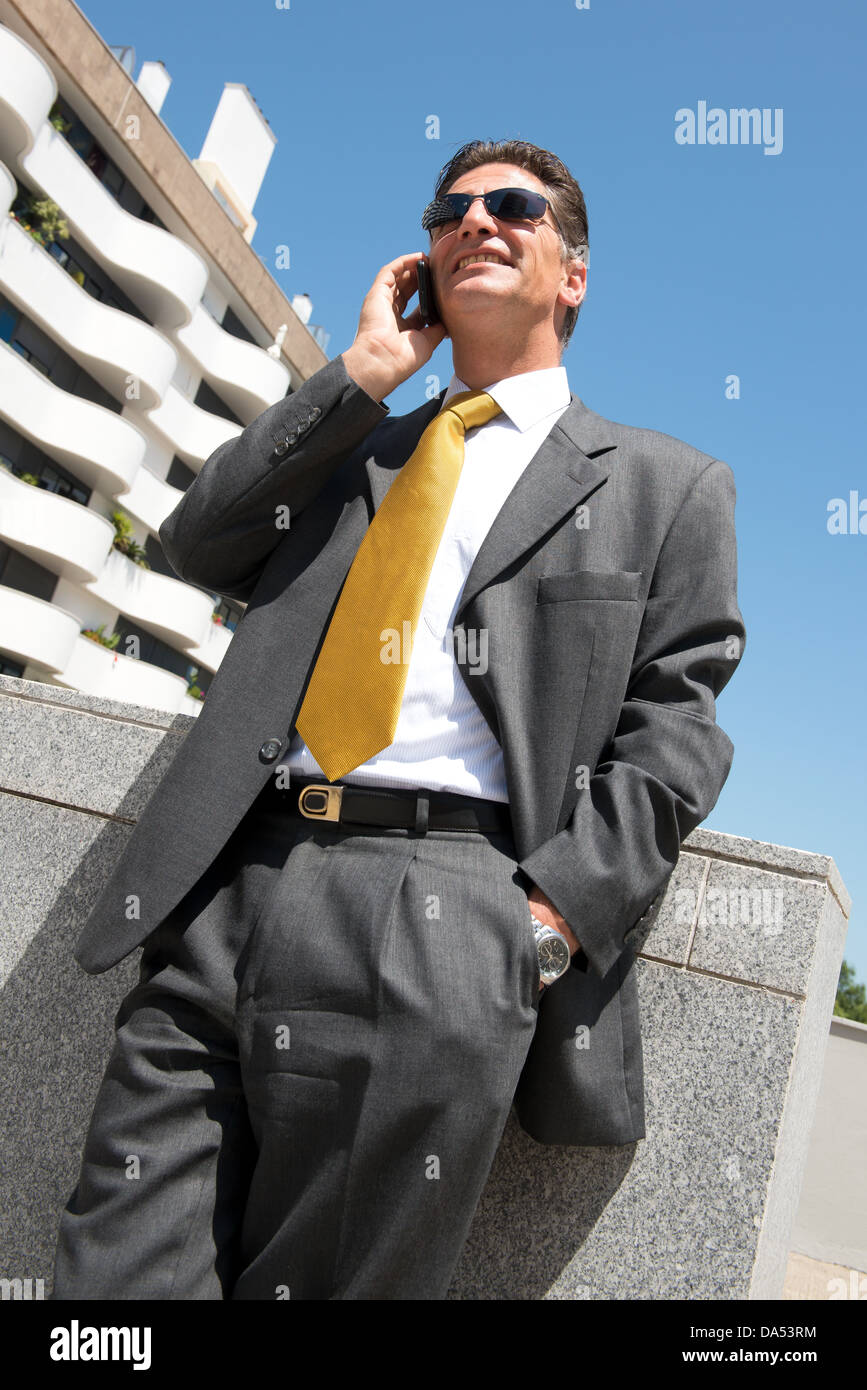 Businessman outdoors with cellphone Banque D'Images