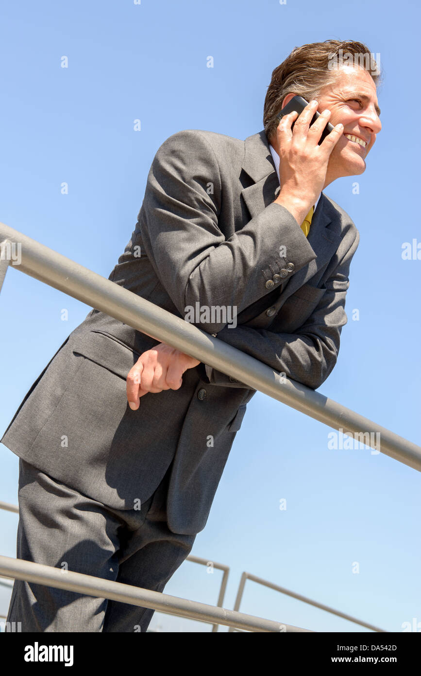 Businessman outdoors with cellphone Banque D'Images