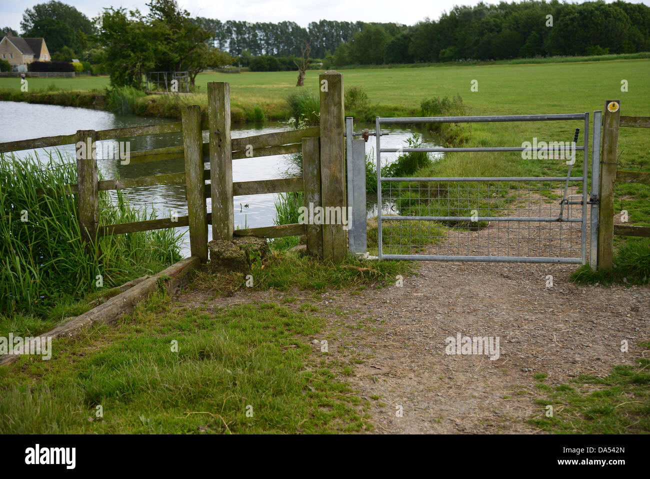 Gate sur Thames Path sur la rive sud de la Tamise près de la ville de Gloucestershire Lechlade Banque D'Images