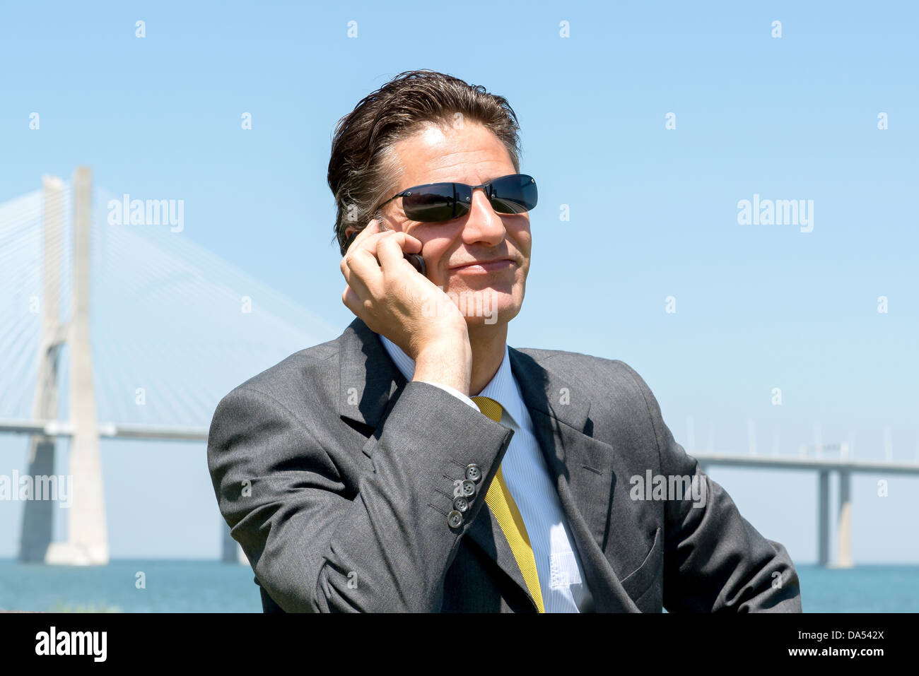 Businessman outdoors with cellphone Banque D'Images