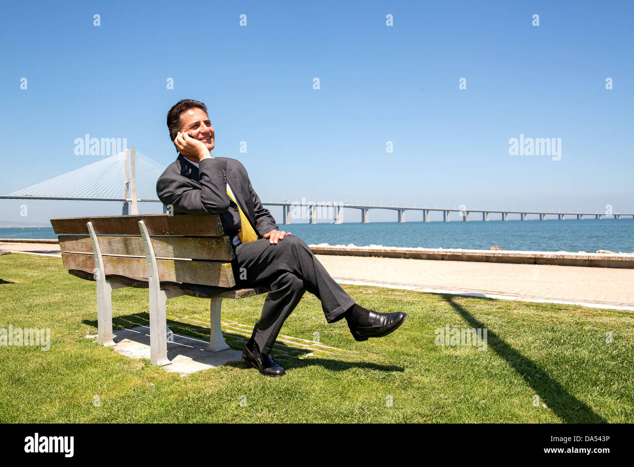 Businessman outdoors with cellphone Banque D'Images