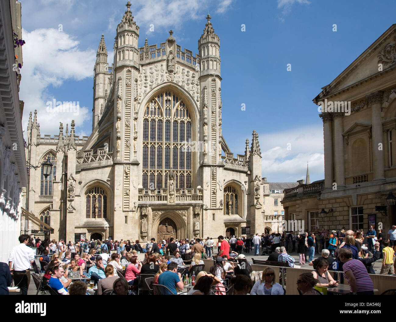 Église abbatiale avec les gens dans l'église, Somerset, Angleterre Banque D'Images