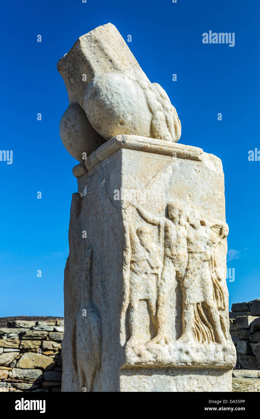 L'Europe la Grèce, Delos, site archéologique, la colonne phallique du temple de Dionysos Banque D'Images