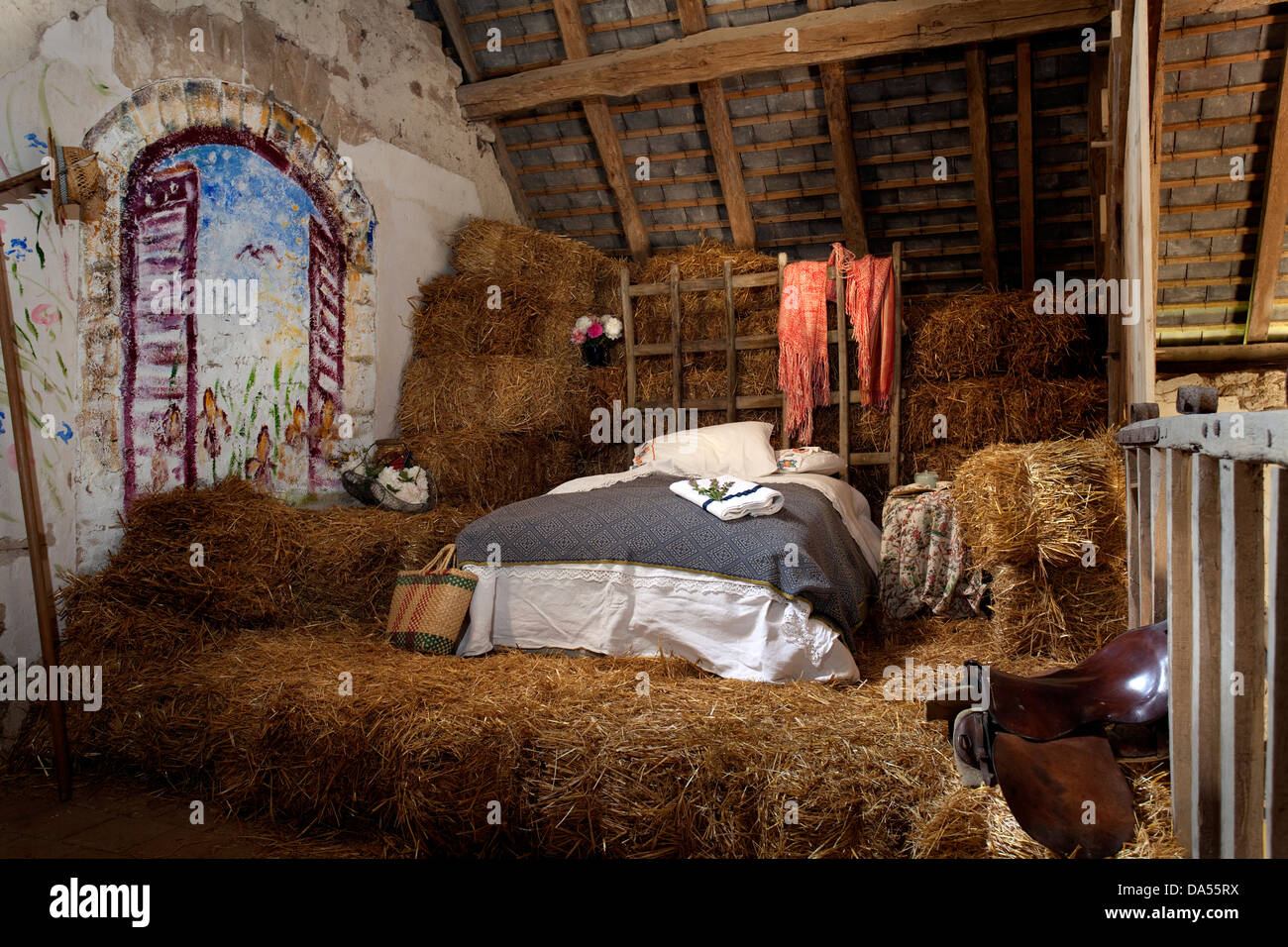 Un lit fait à l'un des bottes de paille dans un ancien fenil français Photo  Stock - Alamy