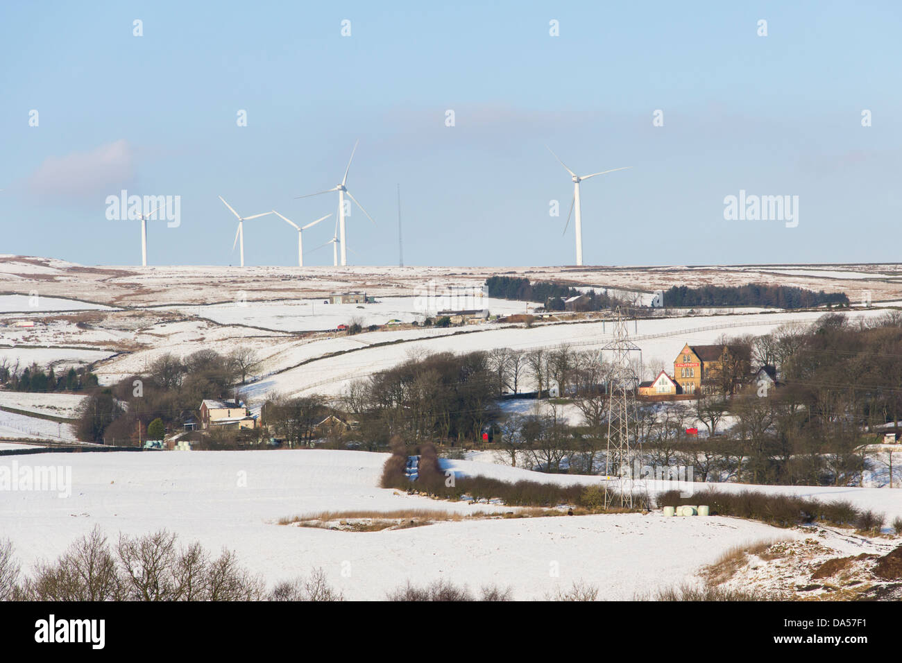 Éoliennes sur la connaissance Tk Moor, donnant sur Nutters restaurant Edenfield, Road, près de Rochdale. Banque D'Images