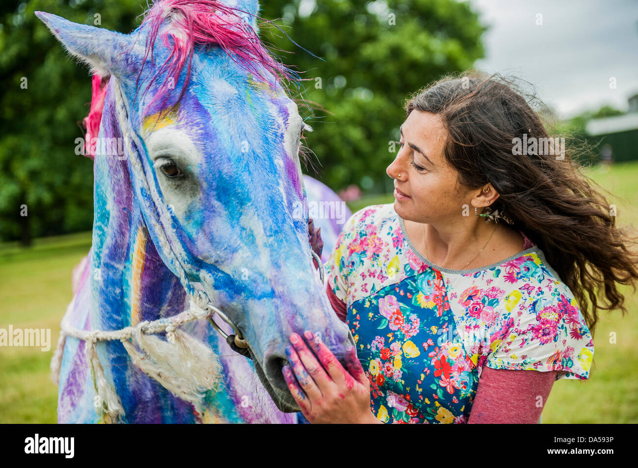 Londres, Royaume-Uni. Le 04 juillet, 2013. Transat Dreams est lancé avant le prochain British Summertime dans Hyde Park série de concerts. Pegasus (basé sur la peinture de Ronnie Wood du même nom) est l'un des est l'un des 20 nouveaux dessins par personnes y compris Harry Enfield (Bonjour), Miranda Richardson (Bleu avec oiseau), Julia Bradbury (rayures), prendre l'Abeille c'est Howard Donald (mains Arc-en-ciel), Chris et Michael Craig-Martin Eugène Riedweg Rose (bananes). Pegasus a été apporté à la vie par Tetua qui a été peinte pour l'occasion par la dame dans la photo. Banque D'Images