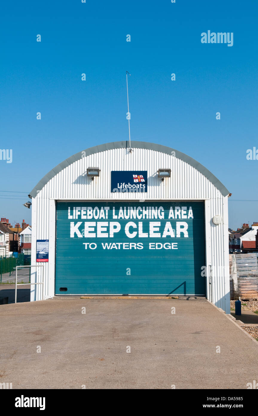 Afficher le long de la rampe de lancement de la station de sauvetage de la RNLI à Eastbourne sur la côte sud de l'UK Banque D'Images